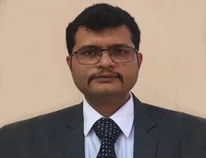 الدكتور-نيتين-كولتي---طبيب-عيون-في-مركز-بونا-للعناية-بالعيون-في-بيون،-الهند